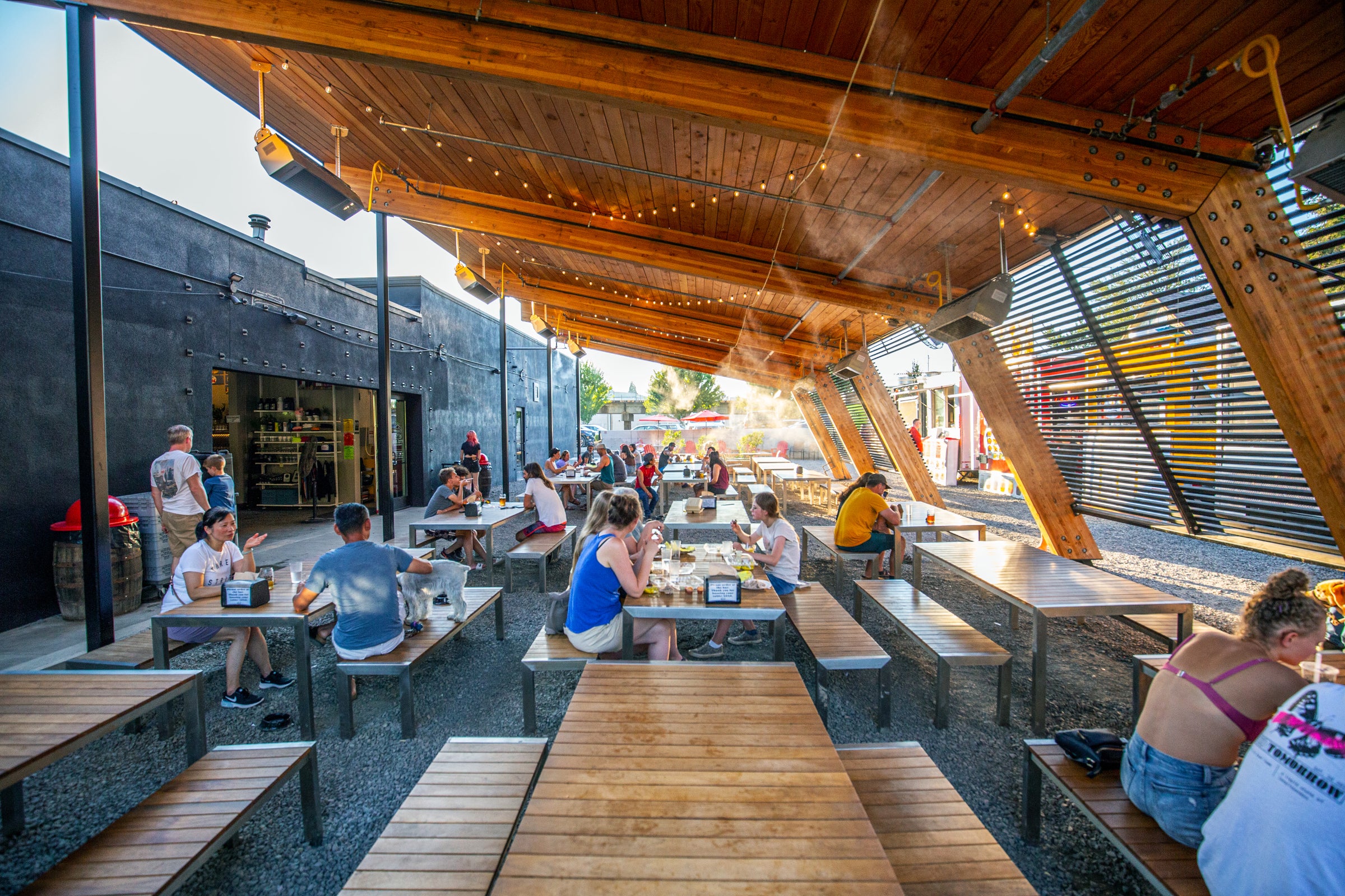 The back patio at Oregon City Brewing Co